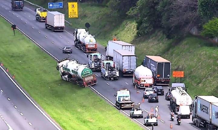 Acidente com caminhão e obras causam interdições no trecho de Paulínia da SP-332