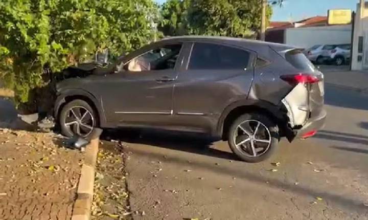 Após batida, motorista perde direção de carro e atropela idosa em Paulínia