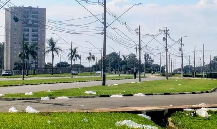 Após show, frequentadores encontram lixo espalhado no entorno do Sambódromo