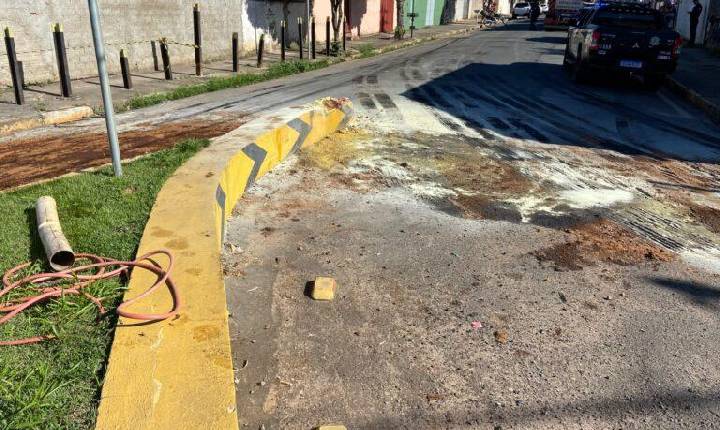 Caminhão de combustível de avião rompe tanque de diesel após atingir mureta em Cosmópolis