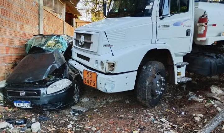 Caminhão sem freio provoca colisões e assusta moradores em Cosmópolis
