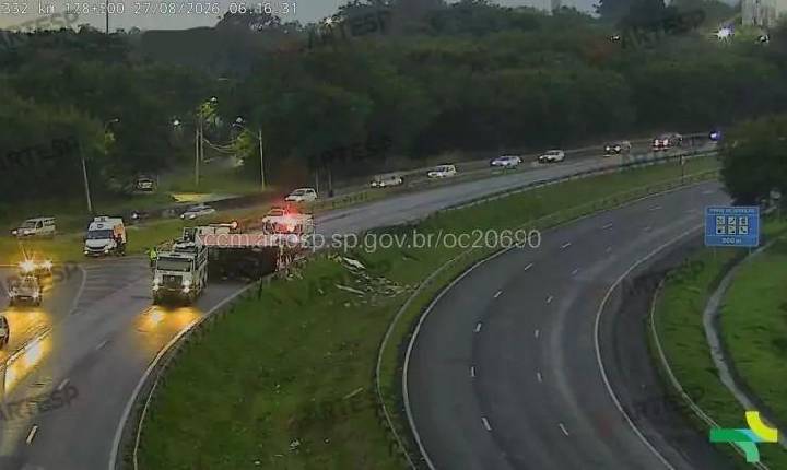 Caminhão tomba na Rodovia Professor Zeferino Vaz em Paulínia