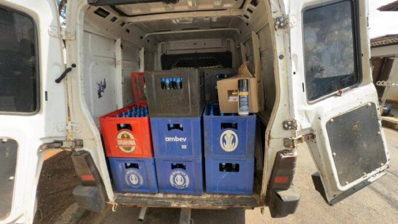 GEPAR de Cosmópolis apreende carga de bebidas suspeitas de adulteração na divisa com Paulínia