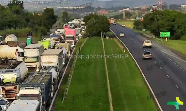 Greve na Replan bloqueia rodovia SP-332, próximo à Replan em Paulínia