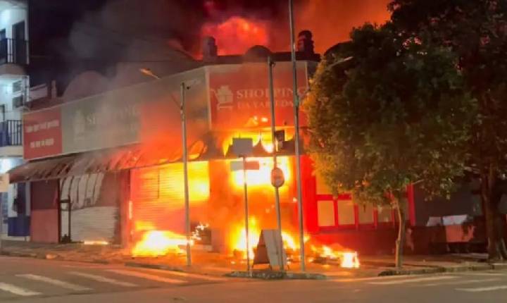 Incêndio de grandes proporções destrói loja em Cosmópolis