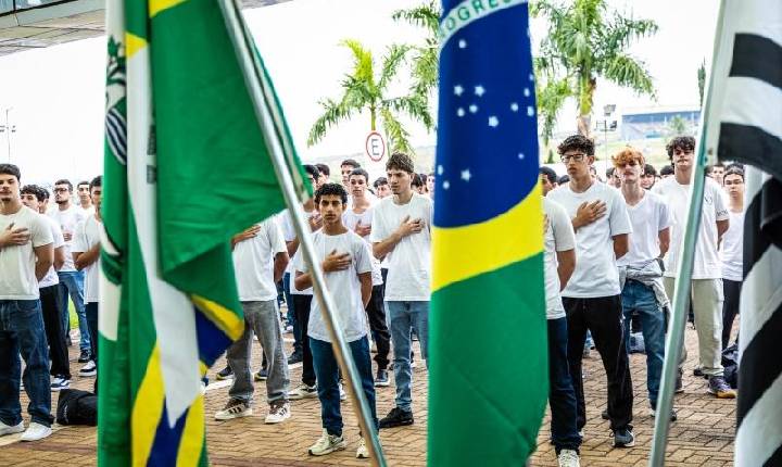 Juramento à Bandeira reúne cerca de 500 jovens no Paço Municipal de Paulínia
