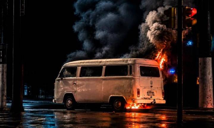 Kombi de trabalhadores pega fogo no Centro de Paulínia