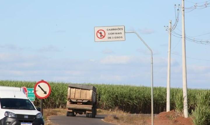 Mesmo com placas de proibição, caminhões pesados circulam na Ivo Macris