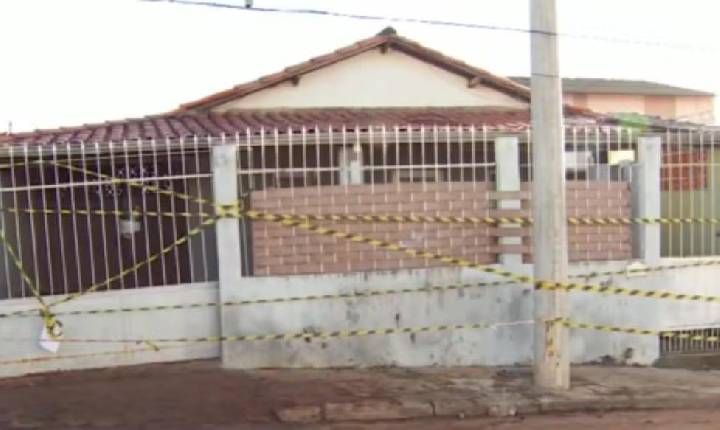 Moradores de bairro em Paulínia deixam casas por conta de rachaduras em esgoto