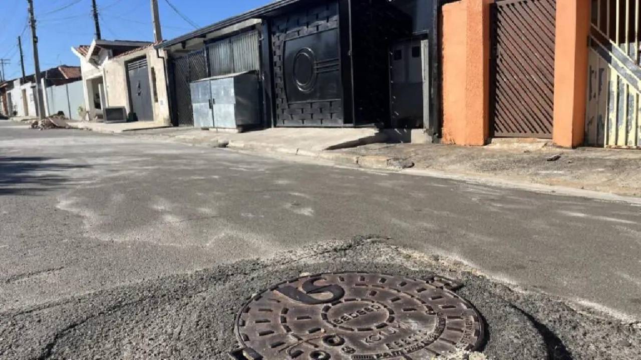 Moradores denunciam 5 anos de problemas com esgoto em bairro com casas interditadas em Paulínia