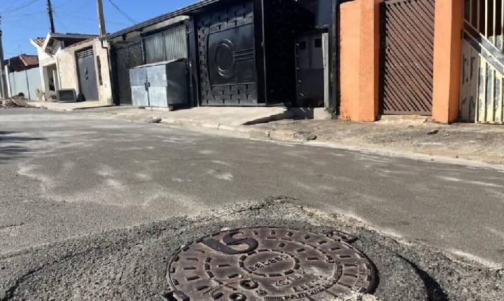Moradores denunciam 5 anos de problemas com esgoto em bairro com casas interditadas em Paulínia