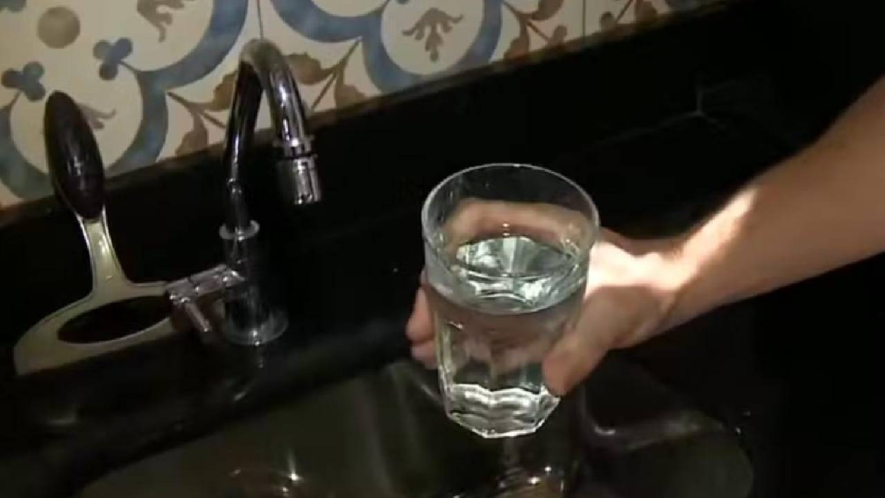 Moradores reclamam de água com cheiro de mofo e gosto ruim em Paulínia