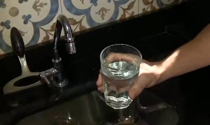 Moradores reclamam de água com cheiro de mofo e gosto ruim em Paulínia