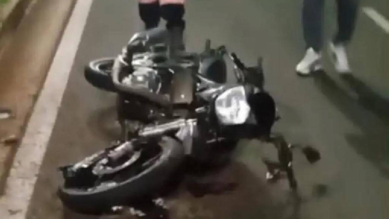 Motociclista morre após colisão contra canteiro central em Paulínia