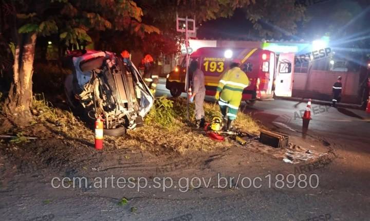 Motorista morre após capotamento e colisão contra árvore na Zeferino Vaz em Paulínia