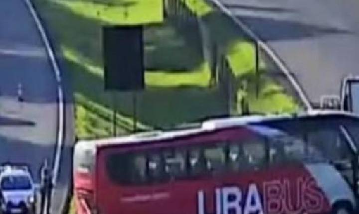 Ônibus fica preso após conversão proibida na Rod. Zeferino Vaz, em Campinas