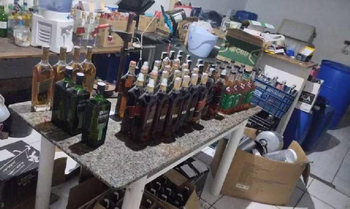 PM descobre esquema de falsificação de bebidas e prende mulher foragida em Sumaré