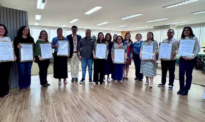 Prefeito homenageia escolas municipais premiadas pelo Programa Alfabetiza Juntos SP
