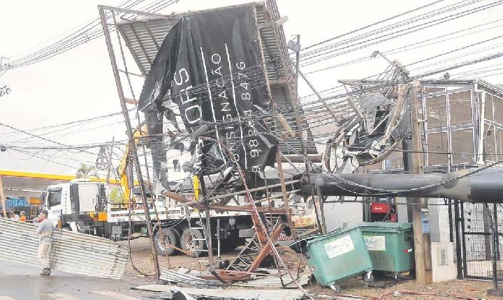 Temporal com rajadas de vento causa estragos em Paulínia e cidades da região