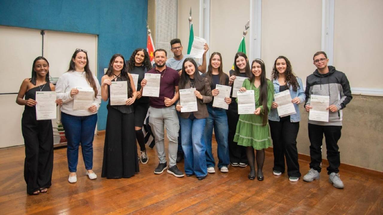Universitários contemplados se emocionam ao receber bolsa de estudos em Paulínia
