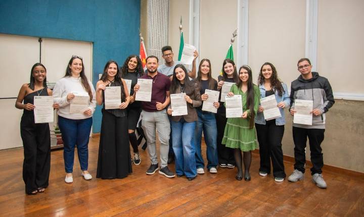 Universitários contemplados se emocionam ao receber bolsa de estudos em Paulínia