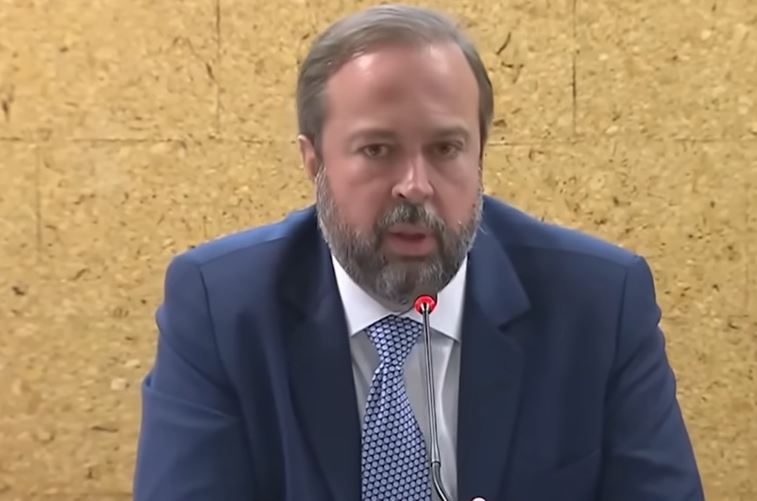 Ministro de Minas e Energia 'invade' atribuições do Ibama