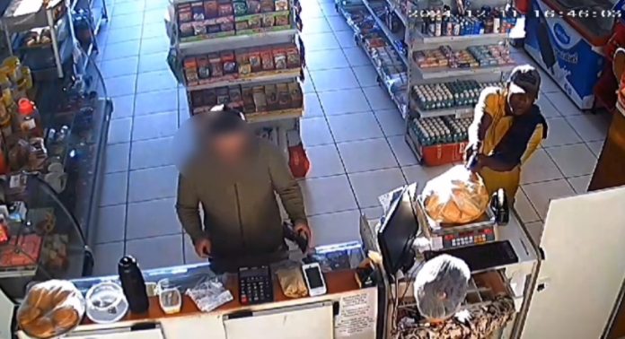 Câmera flagra ação de criminoso durante assalto em padaria de Limeira