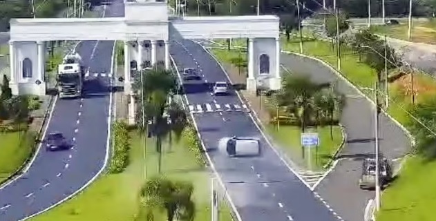 Criminosos capotam carro roubado ao fugir da Guarda Municiapal em Paulínia