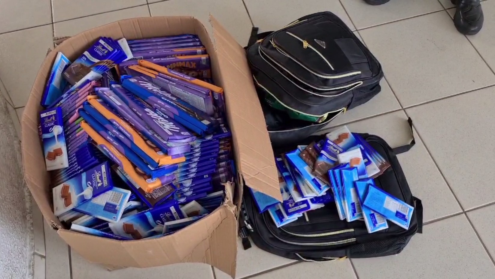 Quatro são presos após furtar R$ 12,6 mil em barras de chocolate em centro comercial de Indaiatuba