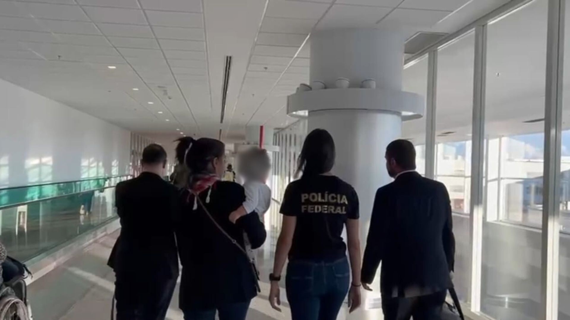 Bebê levada pelo tráfico de pessoas a Portugal retorna ao Brasil 1 ano e 4 meses depois