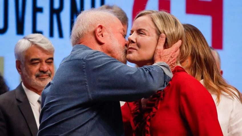 Novo denuncia Gleisi por propaganda pró-Lula em campanha