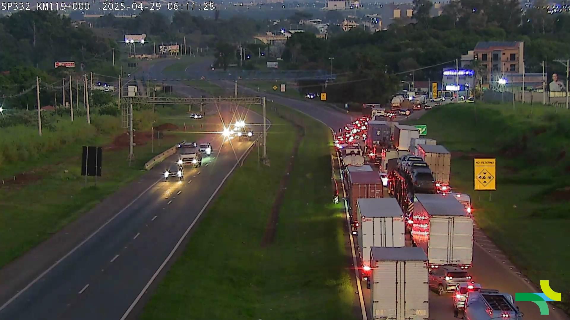 Bitrem tomba na Rodovia Zeferino Vaz e contamina galeria próxima ao local; Rodovia segue interditada