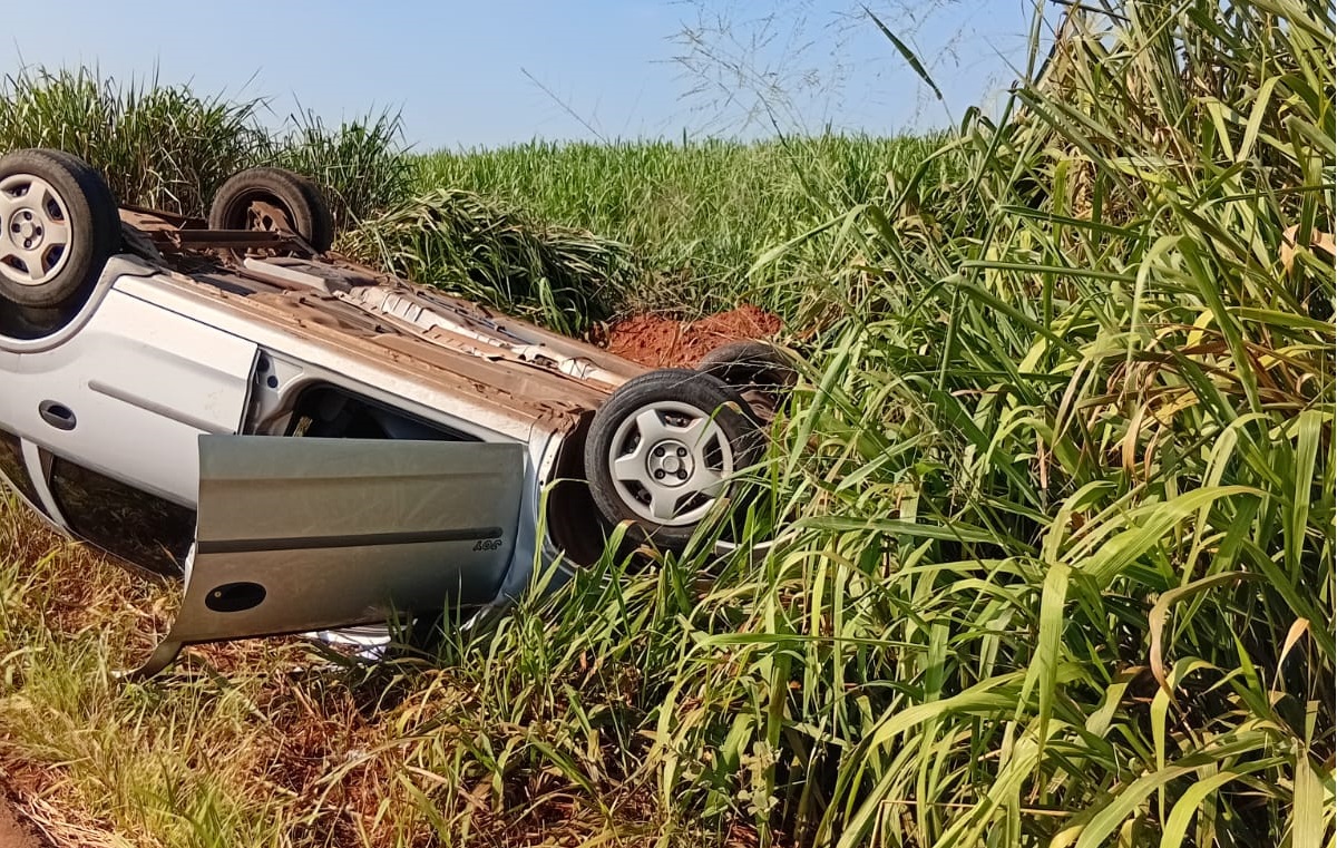 Motorista capota carro em estrada que liga Paulínia a Cosmópolis