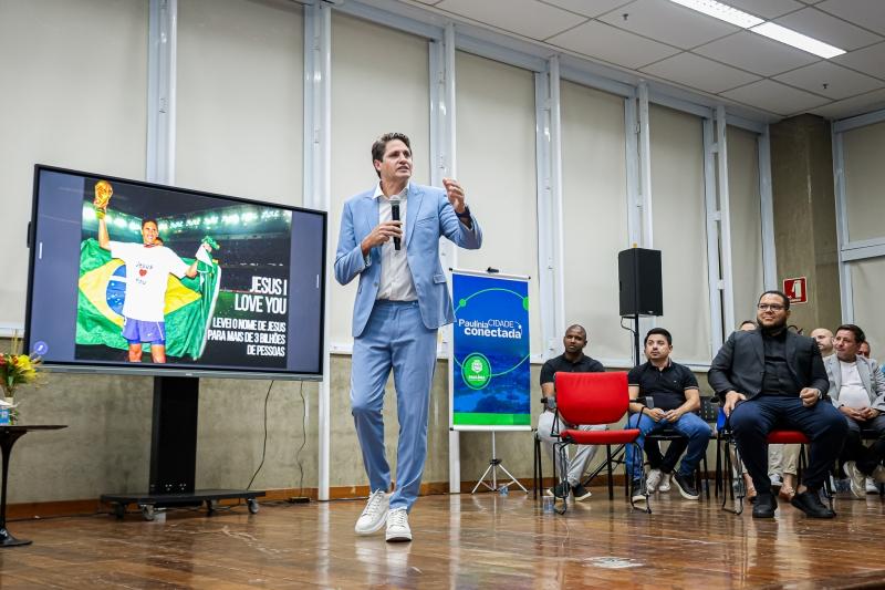 Prefeitura de Paulínia entrega Título de Embaixador ao pentacampeão Edmílson