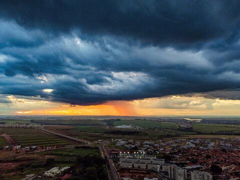 Tempestade provoca queda de energia e falta de água em Paulínia