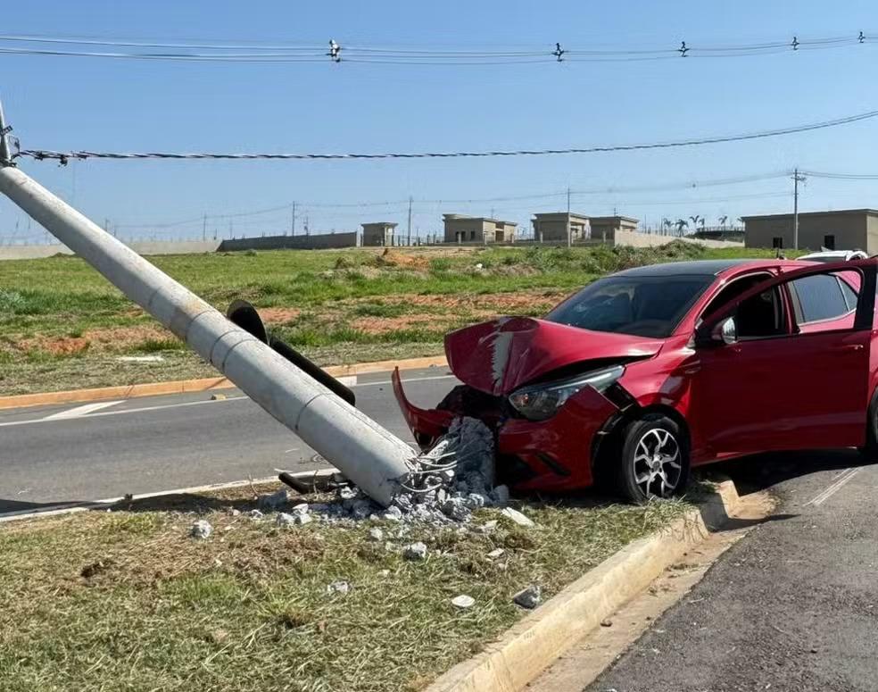 Motorista passa mal e derruba poste no Portal Greco-Romano