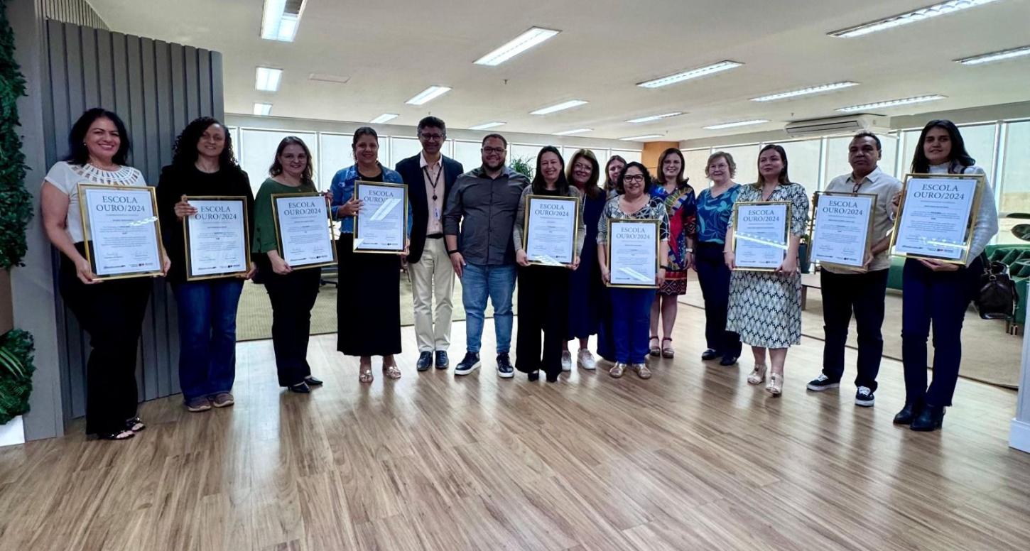 Prefeito homenageia escolas municipais premiadas pelo Programa Alfabetiza Juntos SP