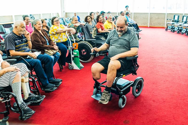 Prefeitura realiza a entrega de 18 cadeiras de rodas motorizadas