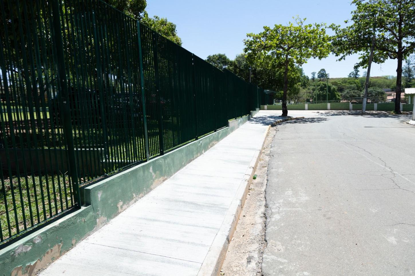 Prefeitura revitaliza calçamento no entorno das escolas municipais