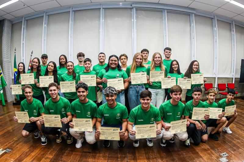 Prefeitura homenageia atletas do Programa Bolsa Esportiva e amplia projeto para 2026