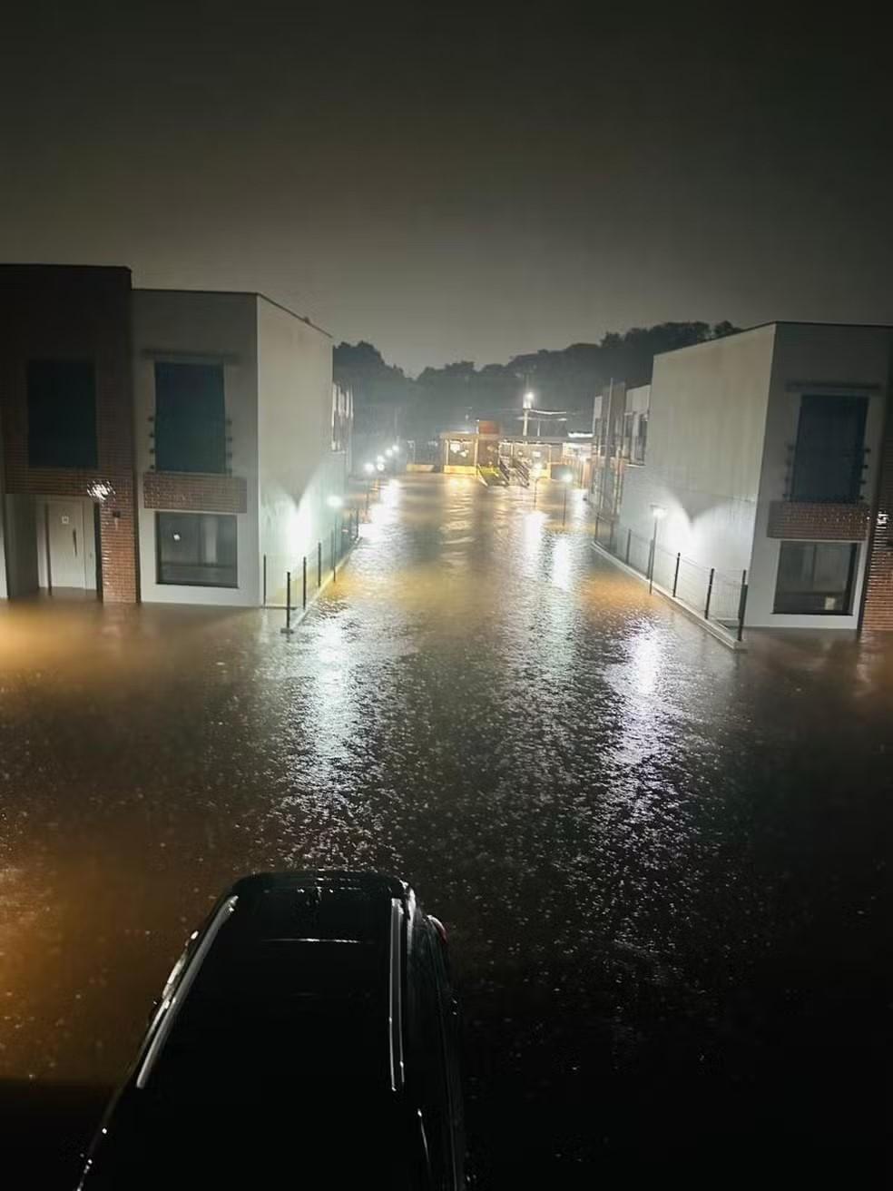 Temporal faz lago transbordar e alaga casas em condomínio de Paulínia