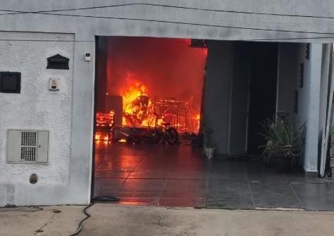 Incêndio destrói residência no bairro São José e mobiliza bombeiros em Paulinia