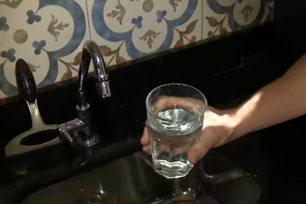 Moradores reclamam de água com cheiro de mofo e gosto ruim em Paulínia