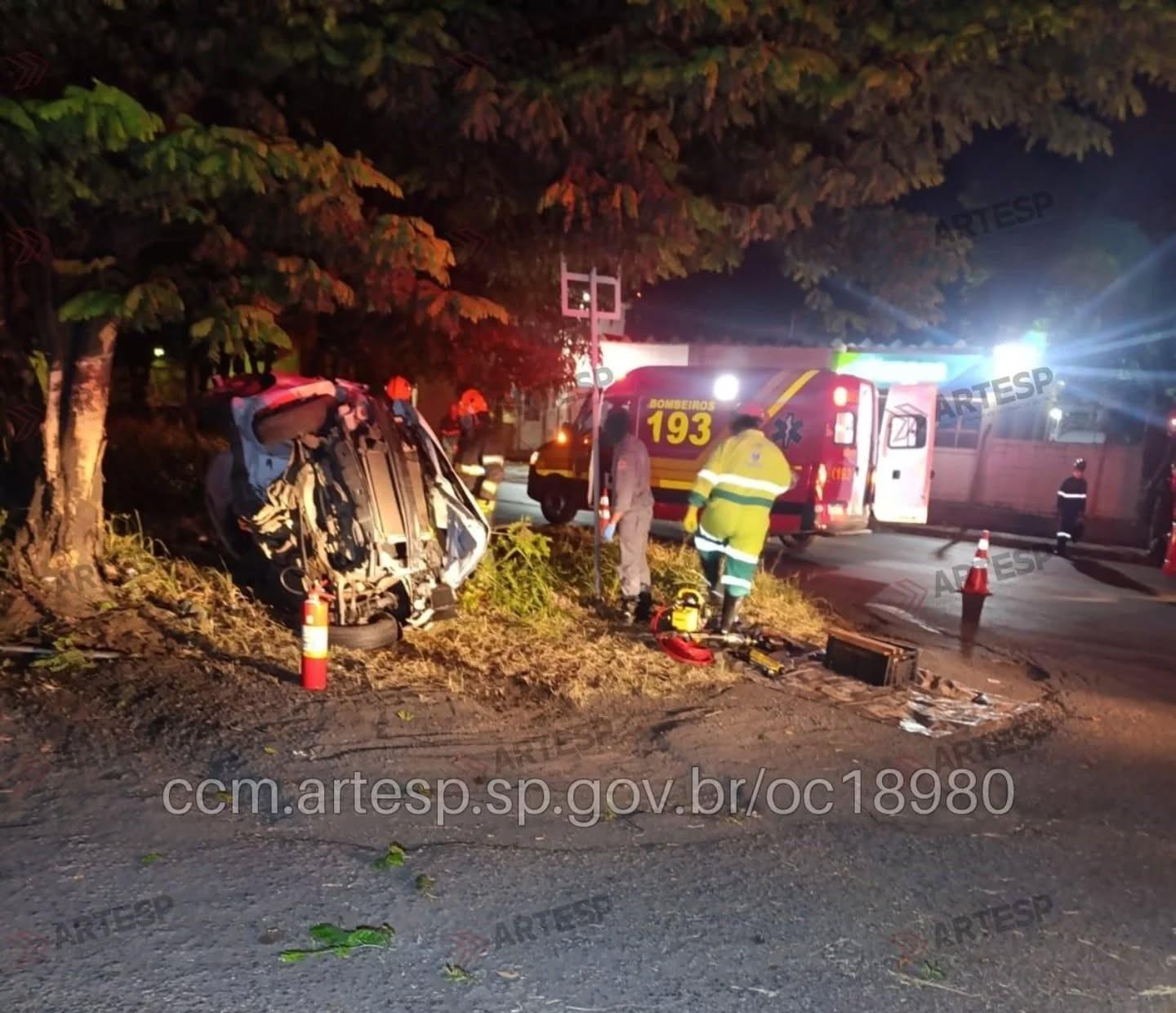 Motorista morre após capotamento e colisão contra árvore na Zeferino Vaz em Paulínia