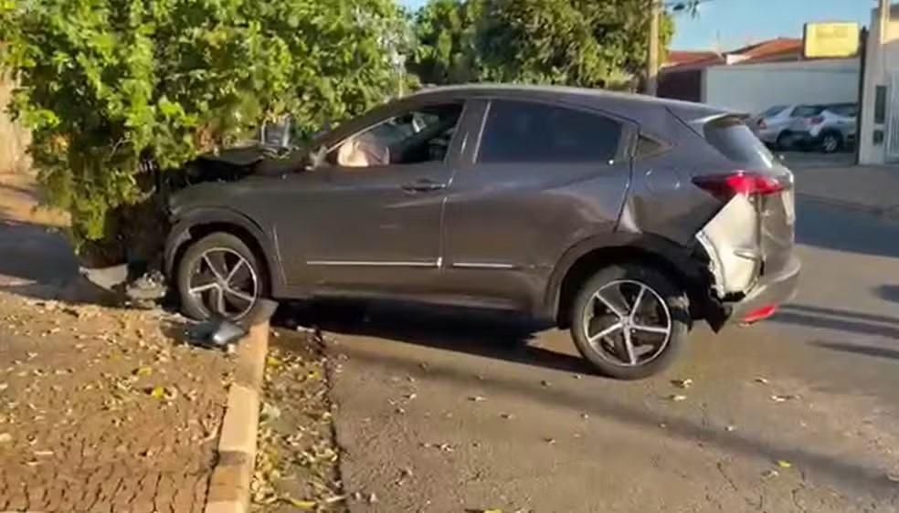 Após batida, motorista perde direção de carro e atropela idosa em Paulínia