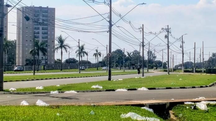 Após show, frequentadores encontram lixo espalhado no entorno do Sambódromo