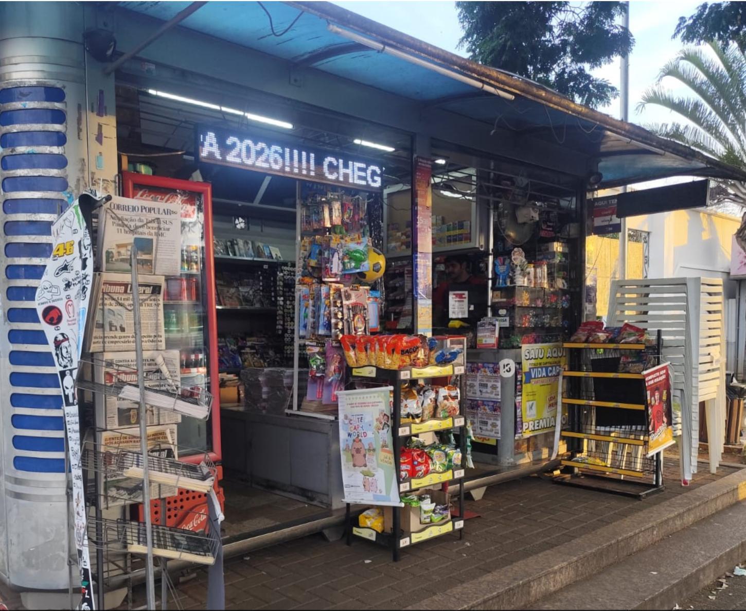 Banca no Centro é ponto de encontro de troca de figurinhas da Copa