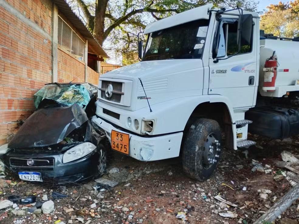 Caminhão sem freio provoca colisões e assusta moradores em Cosmópolis