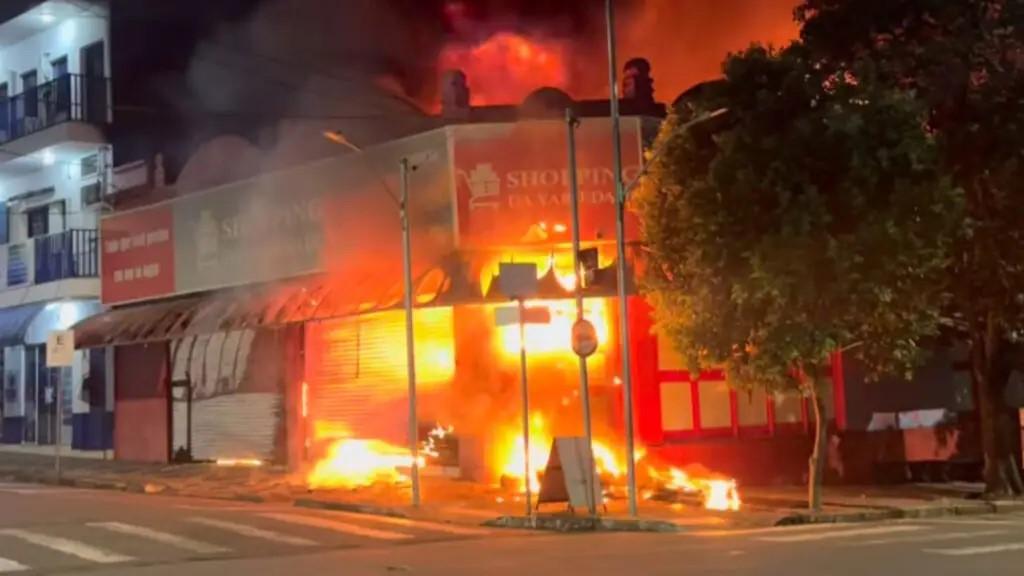 Incêndio de grandes proporções destrói loja em Cosmópolis