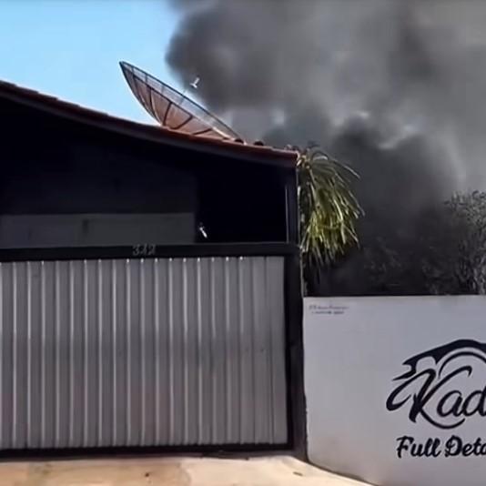 Incêndio em residência mobiliza Bombeiros e Defesa Civil no Jardim Fortaleza neste domingo